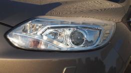 Ford Focus III Kombi 1.6 EcoBoost 150KM - galeria redakcyjna - lewy przedni reflektor - wyłączony