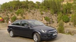 Opel Astra H Sedan - galeria redakcyjna - prawy bok