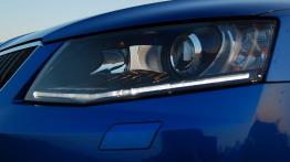 Skoda Octavia III Liftback TDI - galeria redakcyjna - lewy przedni reflektor - włączony