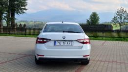 Skoda Superb 2.0 TDI 190 KM - galeria redakcyjna - widok z tyłu