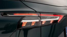 Nissan Qashqai e-Power Tekna+ - lewy tylny reflektor - w³±czony