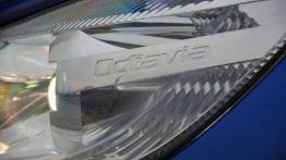Skoda Octavia RS z zewnątrz - lewy przedni reflektor - włączony