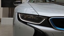 BMW i8 362KM - galeria redakcyjna - prawy przedni reflektor - włączony