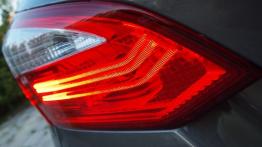 Ford Focus III Kombi 1.6 EcoBoost 150KM - galeria redakcyjna - lewy tylny reflektor - włączony