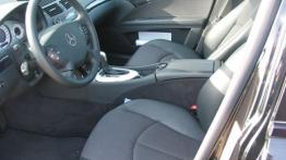 Mercedes Klasa E S211 Kombi 3.2 4 Matic 224KM - galeria redakcyjna - widok ogólny wnętrza z przodu