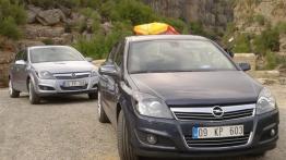 Opel Astra H Sedan - galeria redakcyjna - widok z przodu