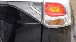 Mitsubishi Outlander III SUV 2.0 SOHC MIVEC 147KM - galeria redakcyjna - prawy tylny reflektor - włą