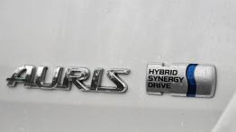 Toyota Auris II Hatchback 5d 1.8 HSD 136KM - galeria redakcyjna - emblemat