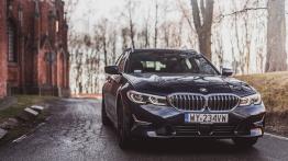 BMW 320d Touring 2.0 190 KM - galeria redakcyjna - widok z przodu
