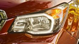 Subaru Forester IV - wersja amerykańska - lewy przedni reflektor - włączony