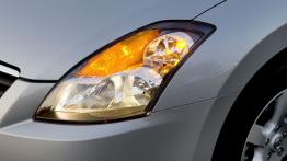 Nissan Altima - lewy przedni reflektor - włączony