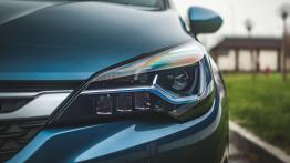 Opel Astra K - dobra, choć nie luksusowa - lewy przedni reflektor - wyłączony