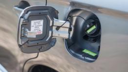 Mitsubishi Outlander PHEV Facelift (2016) - galeria redakcyjna - wlew paliwa