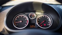 Opel Corsa D Facelifting 1.2 LPG - galeria redakcyjna - zestaw wskaźników