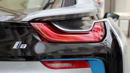 BMW i8 362KM - galeria redakcyjna - prawy tylny reflektor - włączony