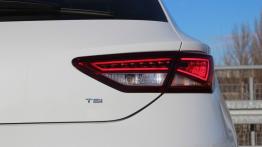 Seat Leon III Hatchback TSI - galeria redakcyjna - prawy tylny reflektor - włączony