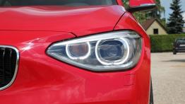 BMW Seria 1 F21 Hatchback 3d 114i 102KM - galeria redakcyjna - lewy przedni reflektor - włączony