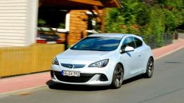 Opel Astra J Facelifting - galeria redakcyjna - widok z przodu