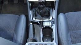 Ford Mondeo IV Hatchback 2.0 Duratec 145KM - galeria redakcyjna - tunel środkowy między fotelami