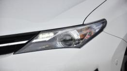 Toyota Auris II Hatchback 5d 1.8 HSD 136KM - galeria redakcyjna - lewy przedni reflektor - włączony