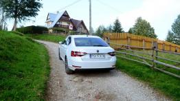 Skoda Superb 2.0 TDI 190 KM - galeria redakcyjna - widok z tyłu