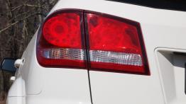 Fiat Freemont SUV 2.0 Multijet II 16v 140KM - galeria redakcyjna - lewy tylny reflektor - wyłączony