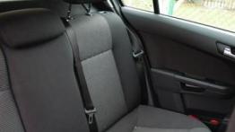 Opel Astra III 1.8 140KM OPC Line - galeria redakcyjna - tylna kanapa