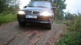 Ssangyong Musso Sport - przód - reflektory włączone