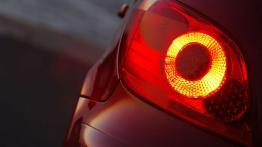 Peugeot 307 odmłodzona - lewy tylny reflektor - włączony