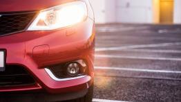 Nissan Pulsar 1.2 DIG-T 115 KM - galeria redakcyjna - lewy przedni reflektor - włączony