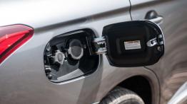 Mitsubishi Outlander PHEV Facelift (2016) - galeria redakcyjna - gniazdo ładowania