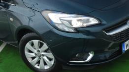 Opel Corsa E 5d 1.0 Ecotec 115KM - galeria redakcyjna - prawy przedni reflektor - włączony