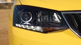 Skoda Fabia III Hatchback 1.0 MPI - galeria redakcyjna - prawy przedni reflektor - włączony