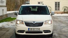 Lancia Voyager Van 3.6 V6 283KM - galeria redakcyjna - widok z przodu