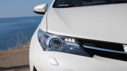 Toyota Auris II Touring Sports - galeria redakcyjna - prawy przedni reflektor - włączony