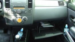Nissan Tiida - galeria redakcyjna - schowek przedni otwarty
