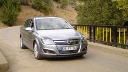 Opel Astra H Sedan - galeria redakcyjna - widok z przodu