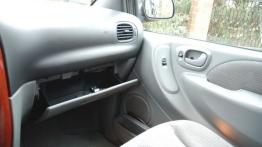 Chrysler Voyager V 2.5 CRD 143KM - galeria redakcyjna - schowek przedni otwarty