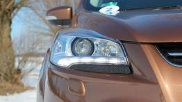 Ford Kuga II - galeria redakcyjna - prawy przedni reflektor - włączony