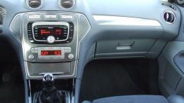Ford Mondeo IV Hatchback 2.0 Duratec 145KM - galeria redakcyjna - deska rozdzielcza