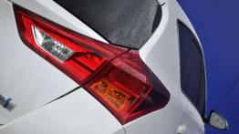 Toyota Auris II Hatchback 5d 1.8 HSD 136KM - galeria redakcyjna - prawy tylny reflektor - wyłączony