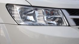 Fiat Freemont SUV 2.0 Multijet II 16v 140KM - galeria redakcyjna - prawy przedni reflektor - wyłączo