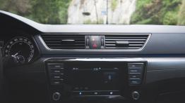 Skoda Superb Combi 2.0 TDI 190 KM - galeria redakcyjna - konsola środkowa