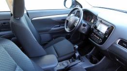 Mitsubishi Outlander III Facelifting - galeria redakcyjna - widok ogólny wnętrza z przodu
