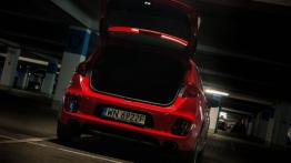 Kia ceed II GT 5d 1.6 T-GDI 204KM - galeria redakcyjna - tył - bagażnik otwarty