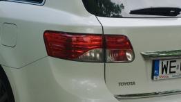 Toyota Avensis III Wagon Facelifting - galeria redakcyjna - lewy tylny reflektor - włączony