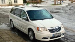 Lancia Voyager Van 3.6 V6 283KM - galeria redakcyjna - widok z przodu