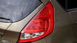 Ford Fiesta VII  KM - galeria redakcyjna - prawy tylny reflektor - włączony