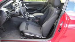 BMW Seria 1 F21 Hatchback 3d 114i 102KM - galeria redakcyjna - widok ogólny wnętrza z przodu