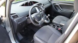 Toyota Verso Minivan Facelifting 2.0 D-4D 124KM - galeria redakcyjna - widok ogólny wnętrza z przodu